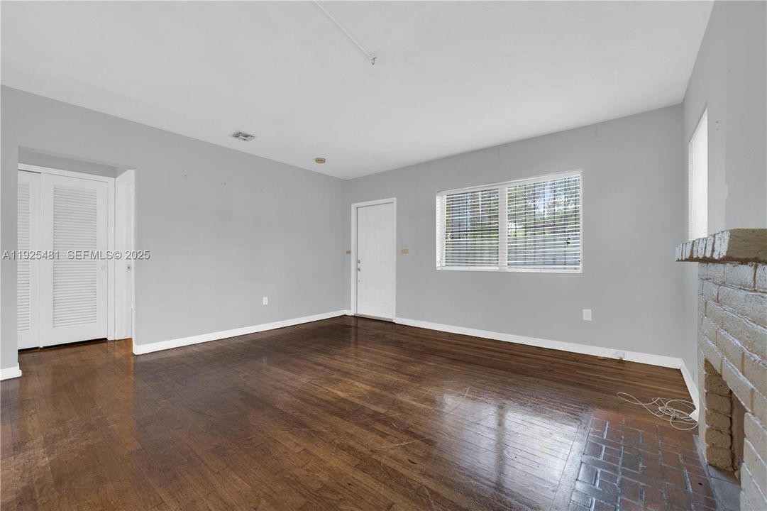 待售: $549,000 (3 贝兹, 1 浴室, 990 平方英尺)