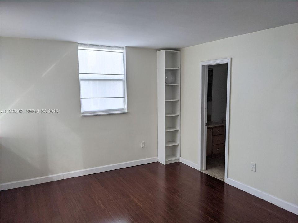 For Rent: $2,600 (1 beds, 1 baths, 877 Square Feet)