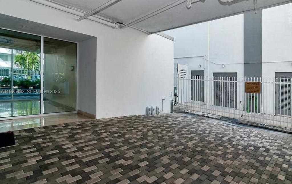 For Rent: $2,600 (1 beds, 1 baths, 877 Square Feet)