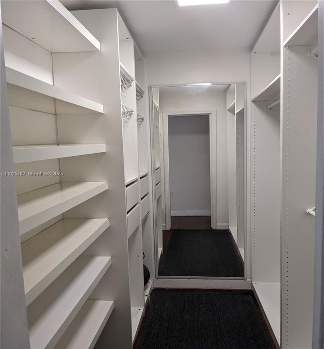 For Rent: $2,600 (1 beds, 1 baths, 877 Square Feet)