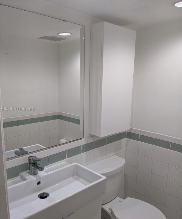 For Rent: $2,600 (1 beds, 1 baths, 877 Square Feet)