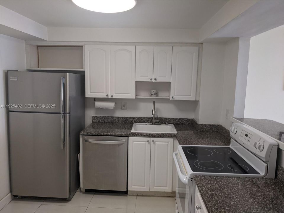 For Rent: $2,600 (1 beds, 1 baths, 877 Square Feet)