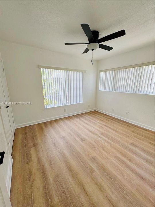 出租: $2,400 (2 贝兹, 1 浴室, 879 平方英尺)