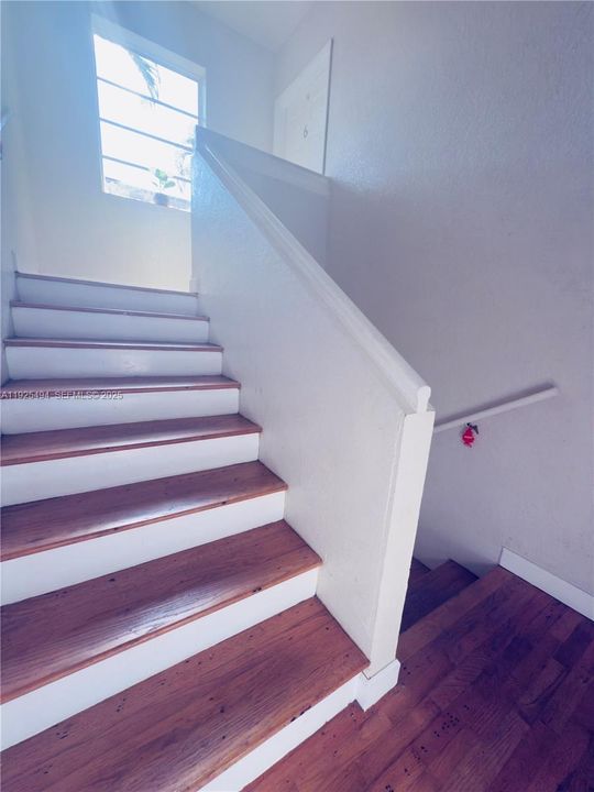 出租: $2,400 (2 贝兹, 1 浴室, 879 平方英尺)