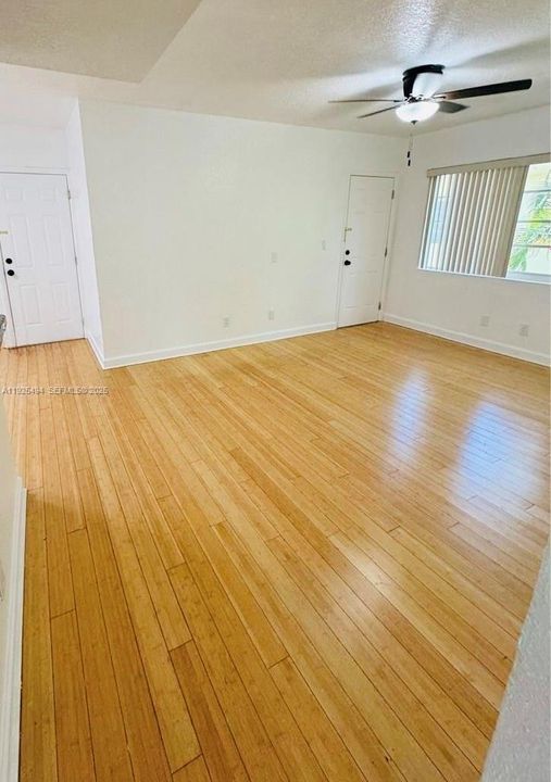 出租: $2,400 (2 贝兹, 1 浴室, 879 平方英尺)