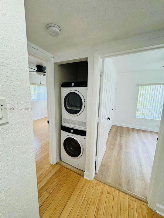 出租: $2,400 (2 贝兹, 1 浴室, 879 平方英尺)