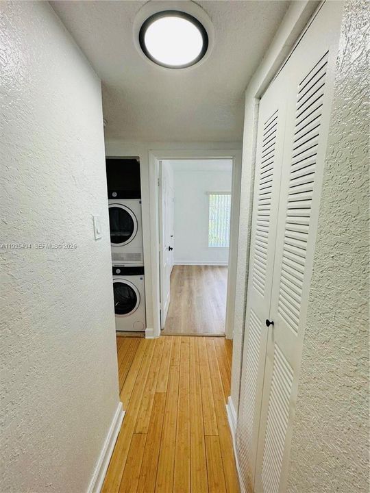 出租: $2,400 (2 贝兹, 1 浴室, 879 平方英尺)