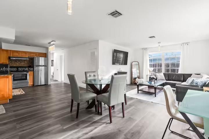 В аренду: $4,800 (3 спален, 2 ванн, 1152 Квадратных фут)