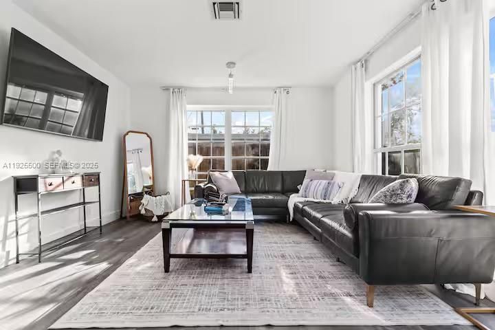 В аренду: $4,800 (3 спален, 2 ванн, 1152 Квадратных фут)