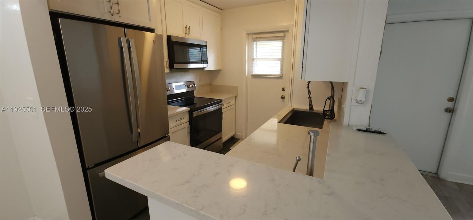 For Rent: $2,025 (2 beds, 1 baths, 870 Square Feet)