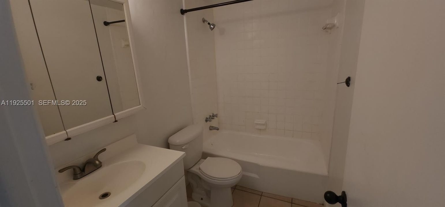 For Rent: $2,025 (2 beds, 1 baths, 870 Square Feet)