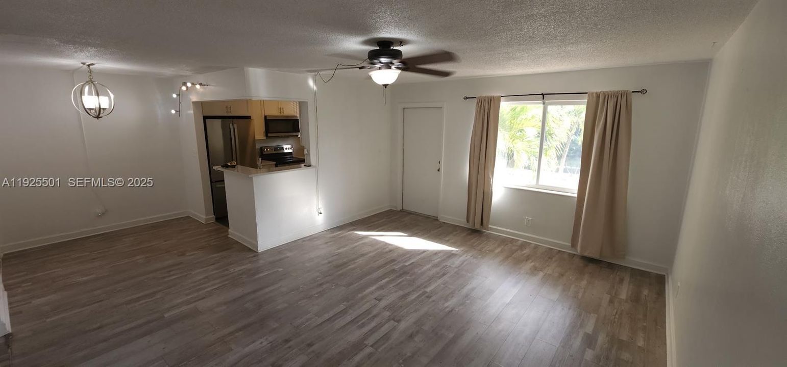 For Rent: $2,025 (2 beds, 1 baths, 870 Square Feet)