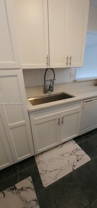 For Rent: $2,025 (2 beds, 1 baths, 870 Square Feet)