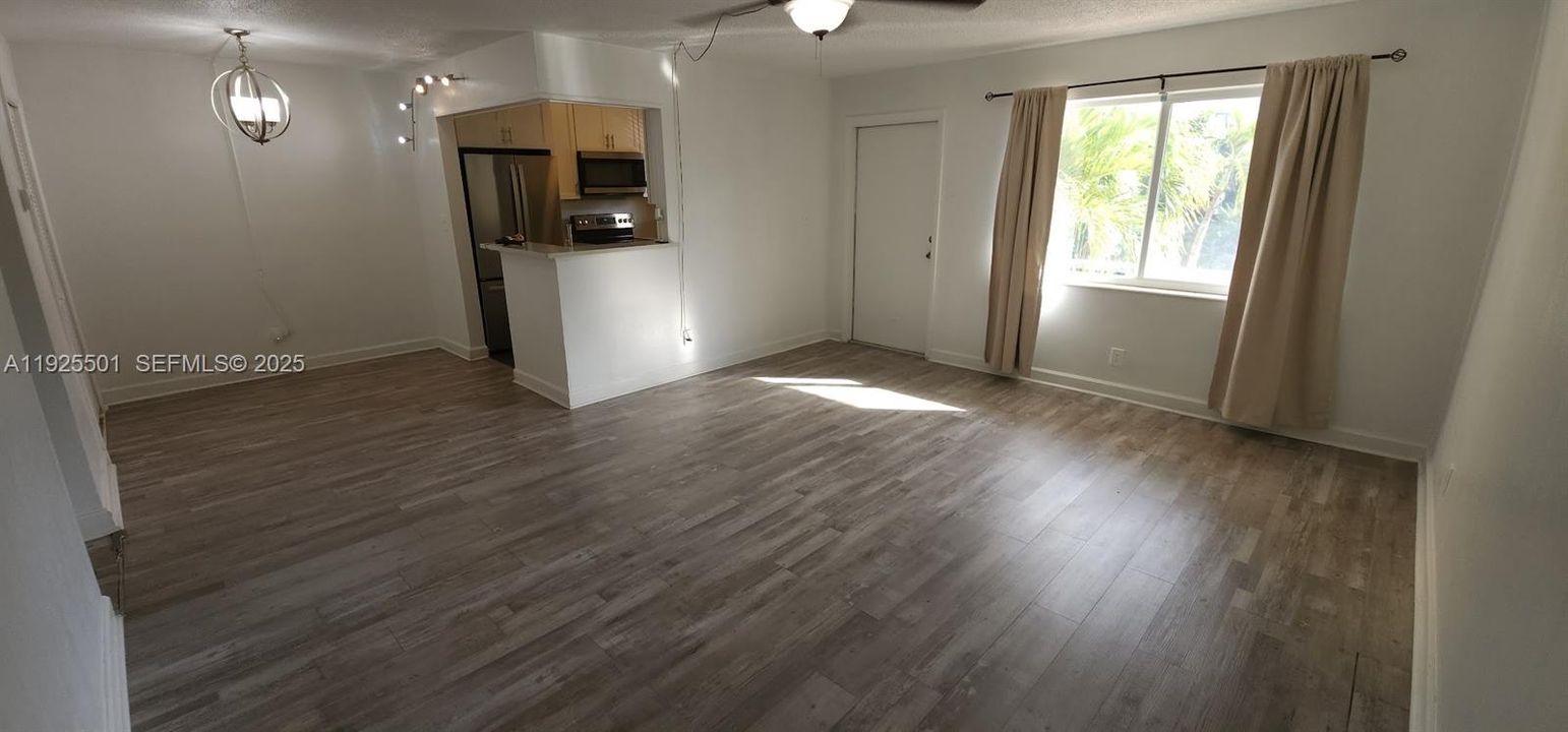 For Rent: $2,025 (2 beds, 1 baths, 870 Square Feet)
