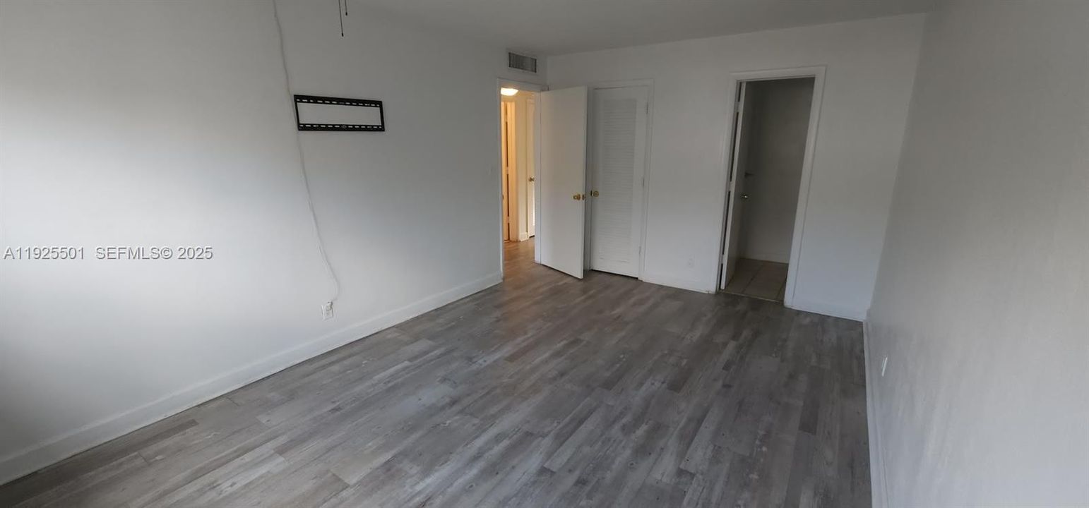 For Rent: $2,025 (2 beds, 1 baths, 870 Square Feet)