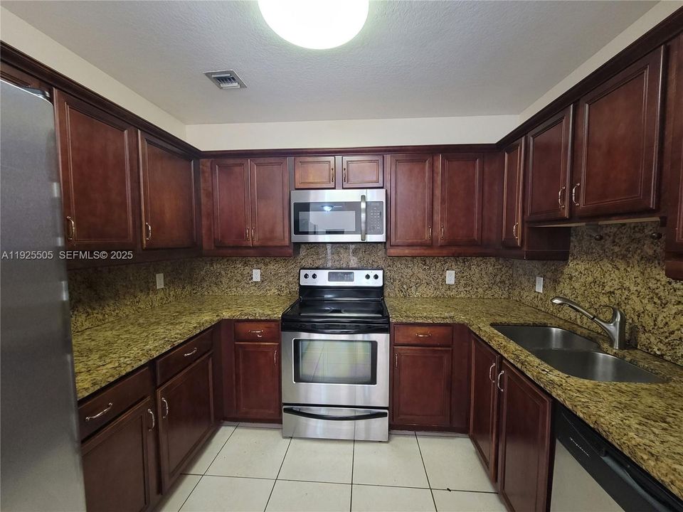 For Sale: $320,000 (2 beds, 2 baths, 970 Square Feet)