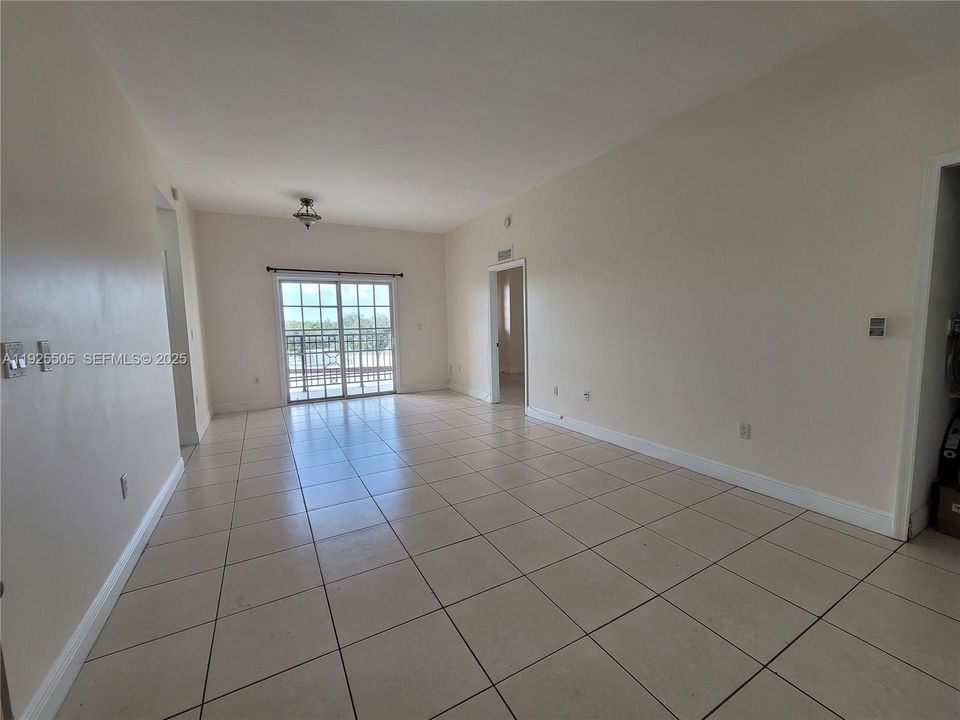 For Sale: $320,000 (2 beds, 2 baths, 970 Square Feet)