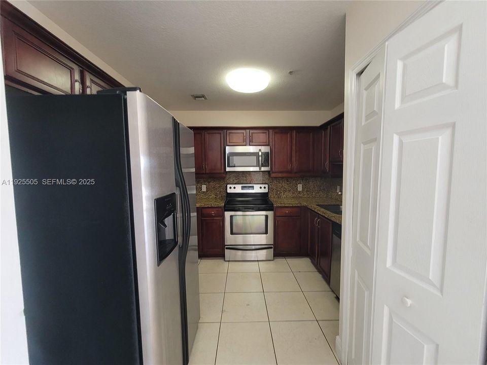 For Sale: $320,000 (2 beds, 2 baths, 970 Square Feet)