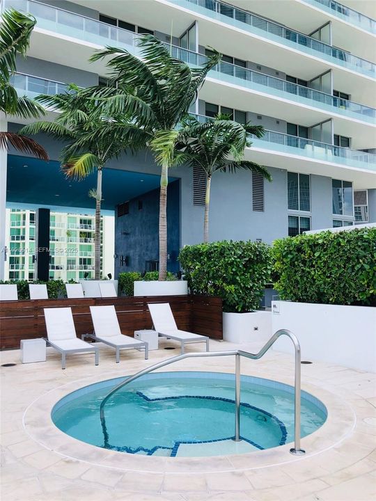 出租: $4,200 (1 贝兹, 1 浴室, 848 平方英尺)