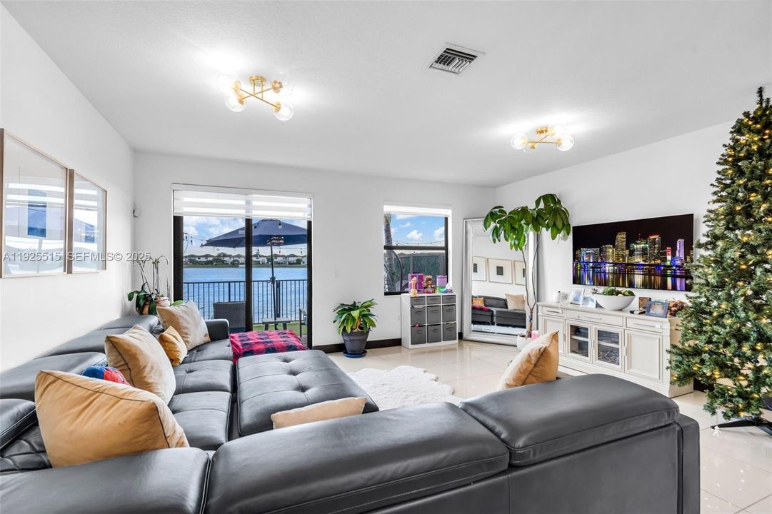 For Sale: $638,000 (3 beds, 2 baths, 1692 Square Feet)