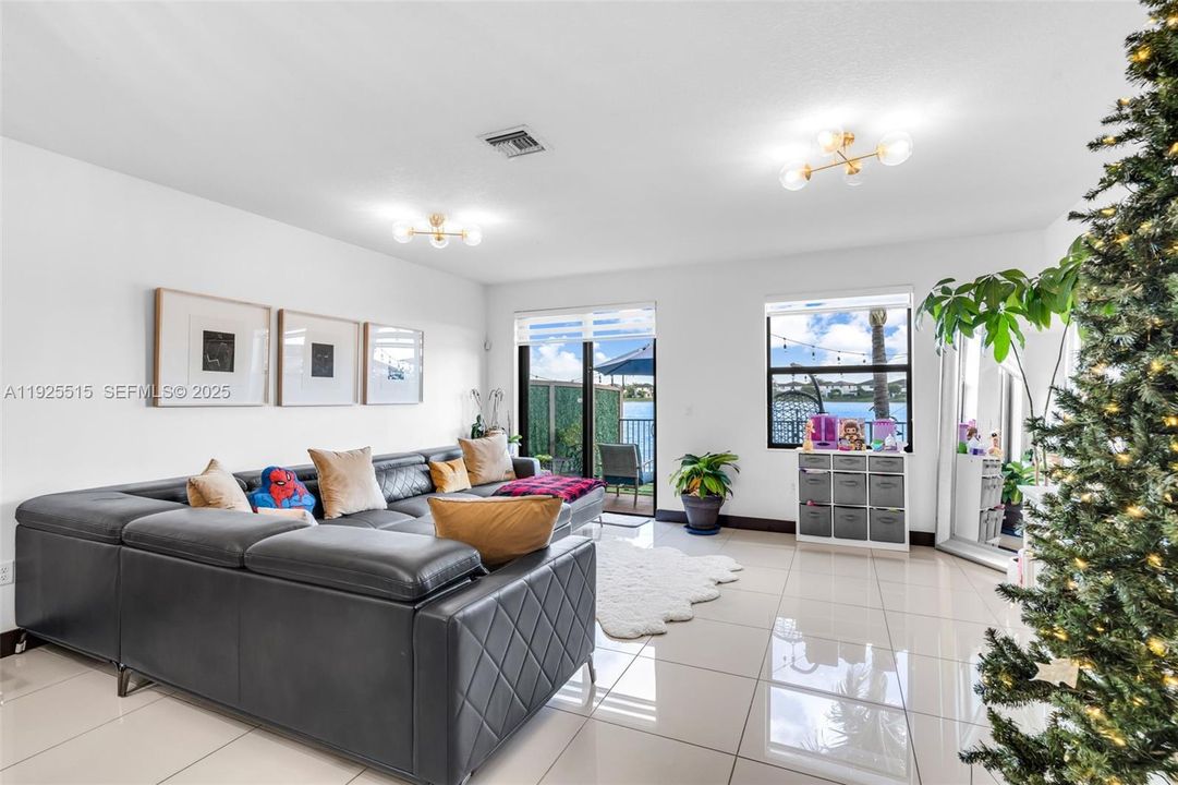 For Sale: $638,000 (3 beds, 2 baths, 1692 Square Feet)