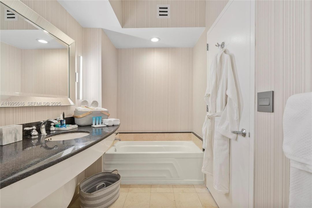 For Sale: $583,000 (0 beds, 1 baths, 551 Square Feet)