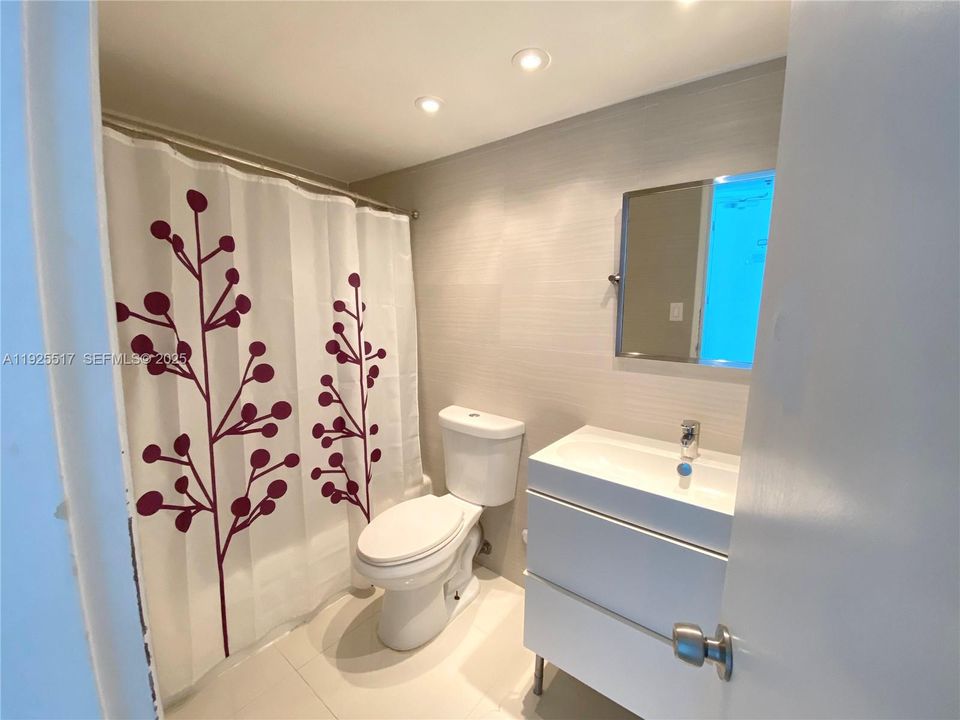 For Sale: $390,000 (0 beds, 1 baths, 400 Square Feet)