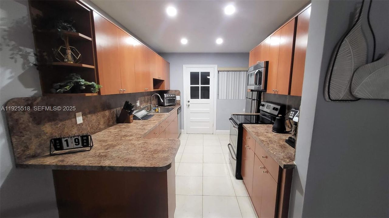 For Rent: $1,950 (2 beds, 1 baths, 1598 Square Feet)