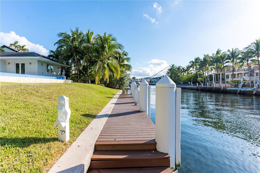 На продажу: $11,900,000 (4 спален, 2 ванн, 2709 Квадратных фут)