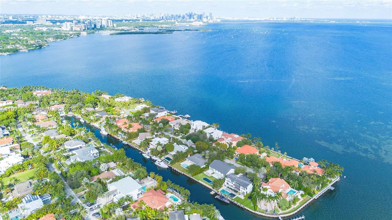 На продажу: $11,900,000 (4 спален, 2 ванн, 2709 Квадратных фут)