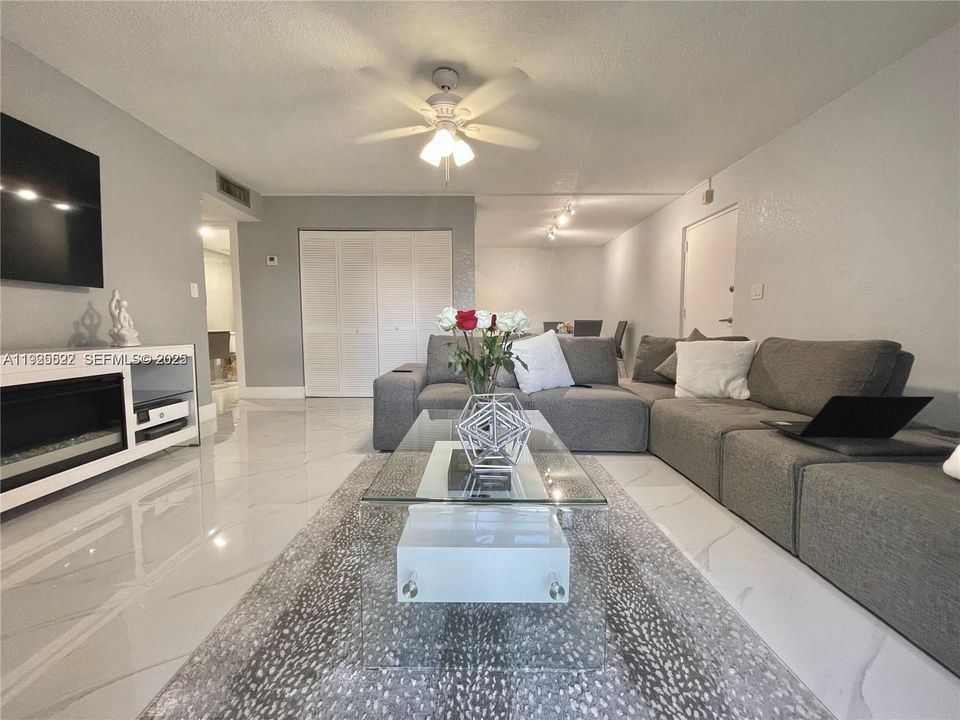 For Rent: $2,350 (2 beds, 1 baths, 816 Square Feet)