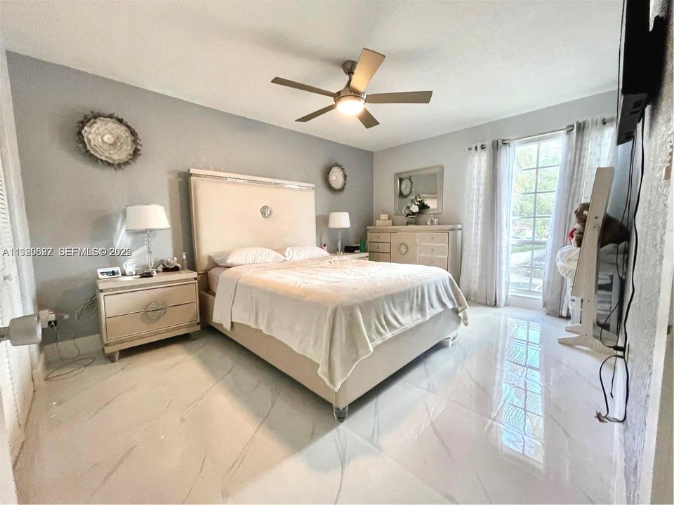 For Rent: $2,350 (2 beds, 1 baths, 816 Square Feet)