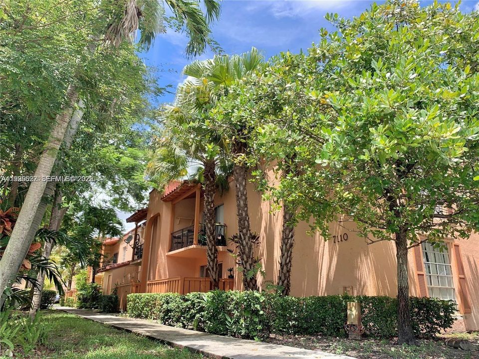 For Rent: $2,350 (2 beds, 1 baths, 816 Square Feet)