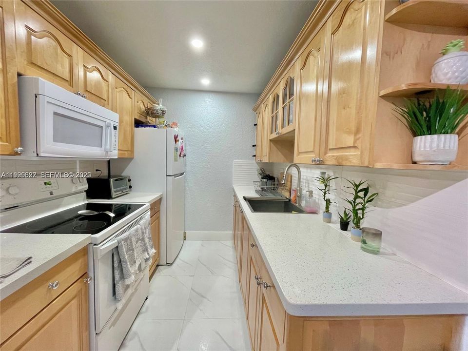 For Rent: $2,350 (2 beds, 1 baths, 816 Square Feet)