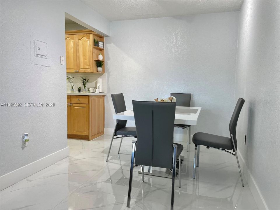 For Rent: $2,350 (2 beds, 1 baths, 816 Square Feet)