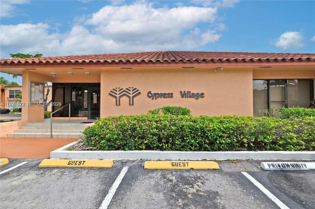 For Rent: $2,350 (2 beds, 1 baths, 816 Square Feet)