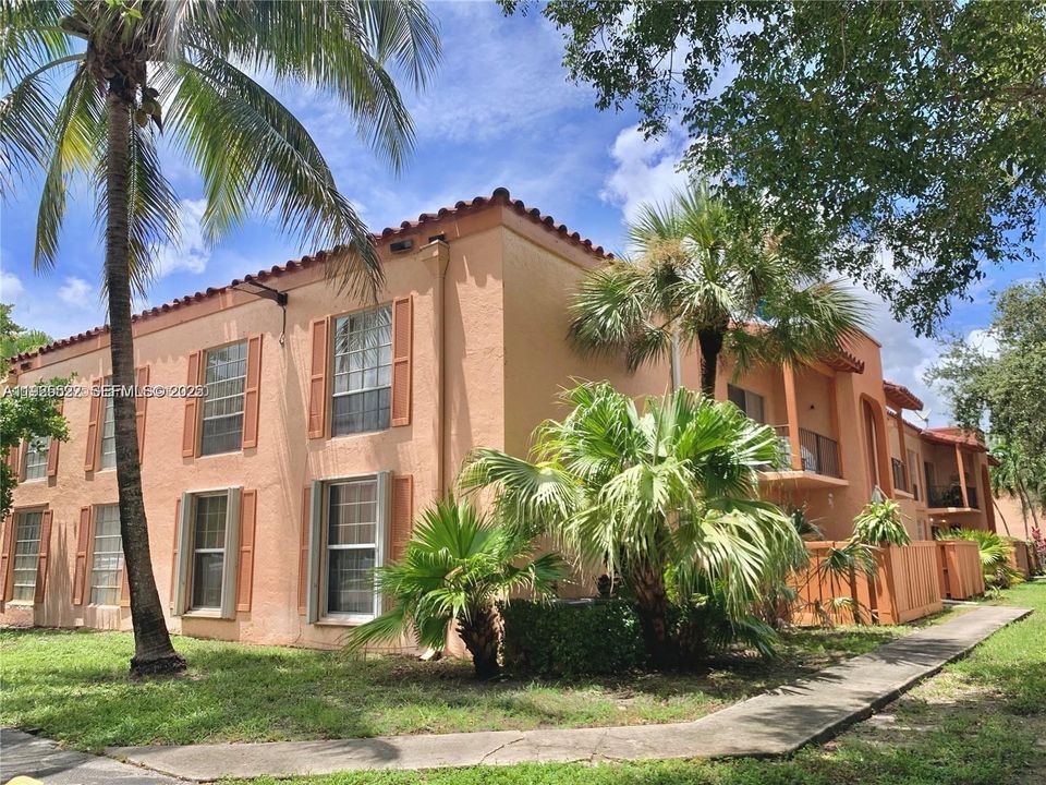 For Rent: $2,350 (2 beds, 1 baths, 816 Square Feet)