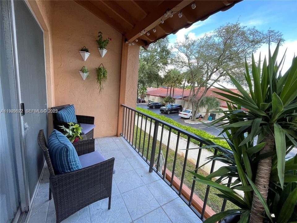 For Rent: $2,350 (2 beds, 1 baths, 816 Square Feet)