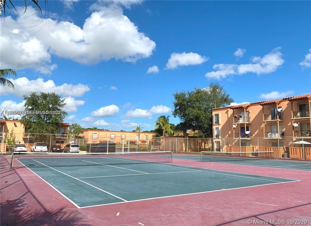 For Rent: $2,350 (2 beds, 1 baths, 816 Square Feet)