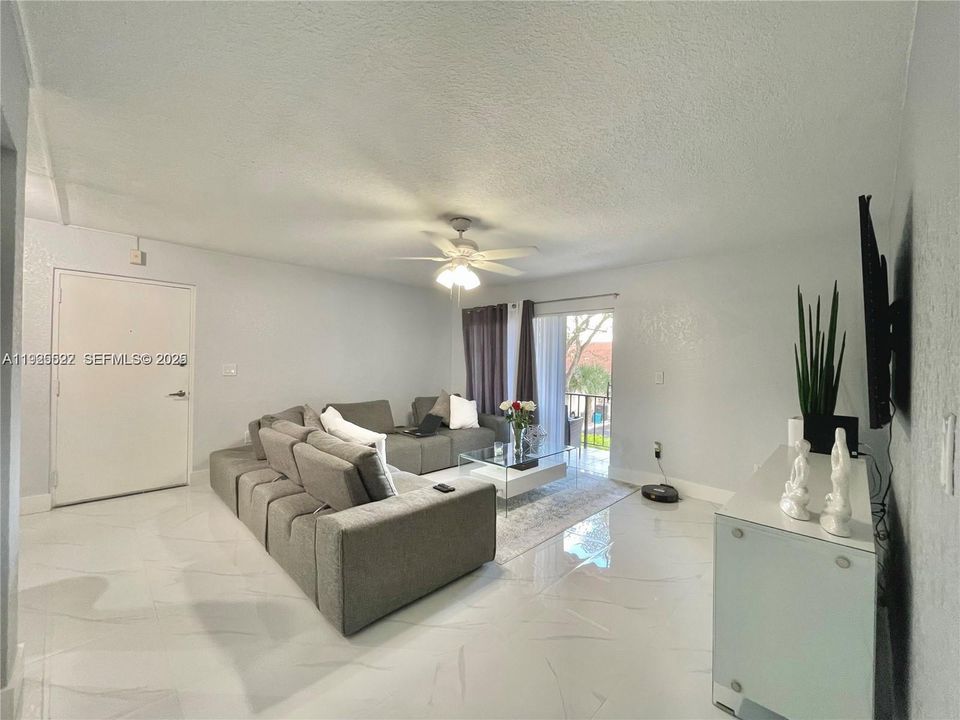 For Rent: $2,350 (2 beds, 1 baths, 816 Square Feet)