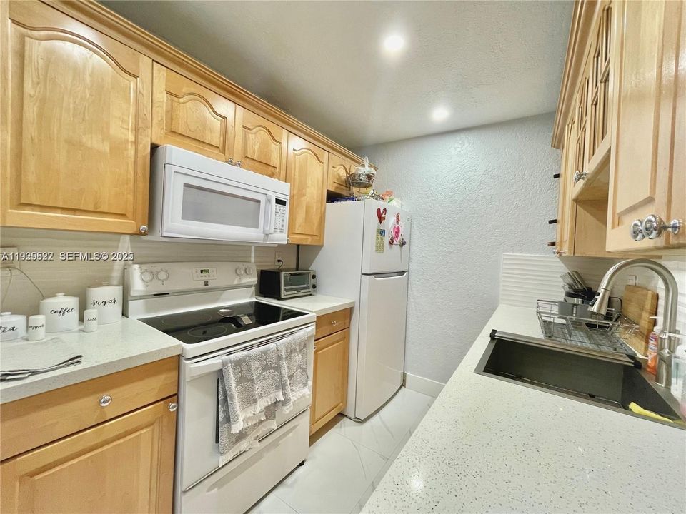 For Rent: $2,350 (2 beds, 1 baths, 816 Square Feet)