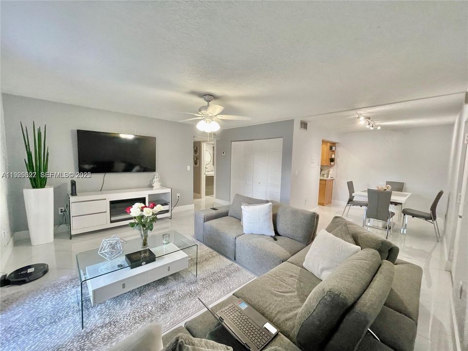 For Rent: $2,350 (2 beds, 1 baths, 816 Square Feet)