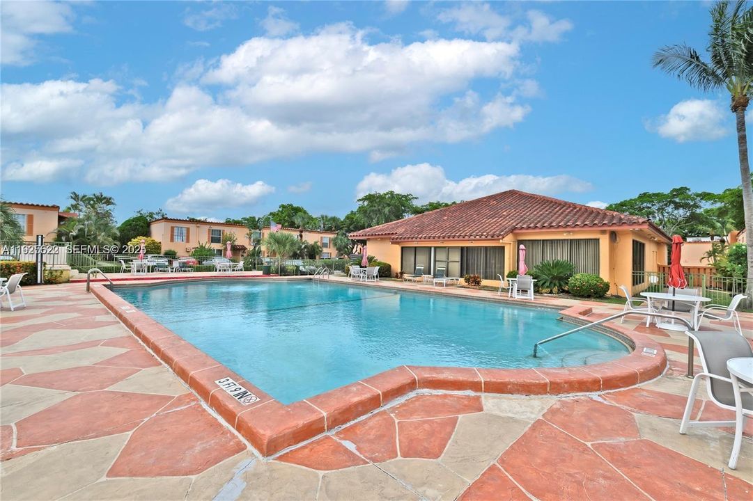 For Rent: $2,350 (2 beds, 1 baths, 816 Square Feet)