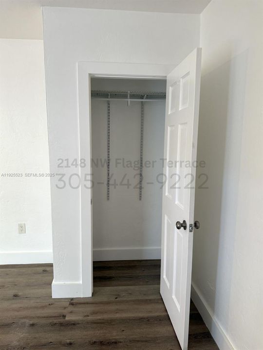 For Rent: $1,300 (0 beds, 1 baths, 3870 Square Feet)