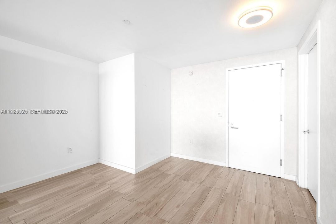 For Sale: $715,000 (2 beds, 2 baths, 1095 Square Feet)