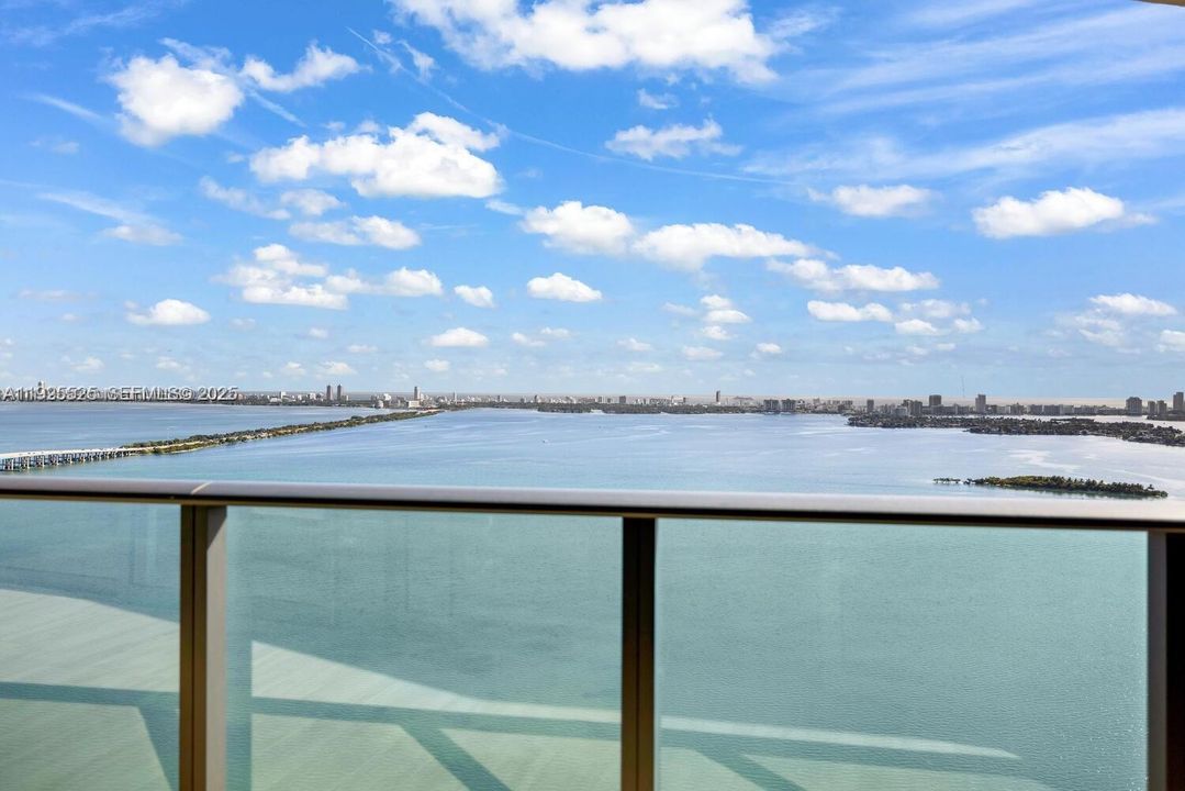 For Sale: $715,000 (2 beds, 2 baths, 1095 Square Feet)