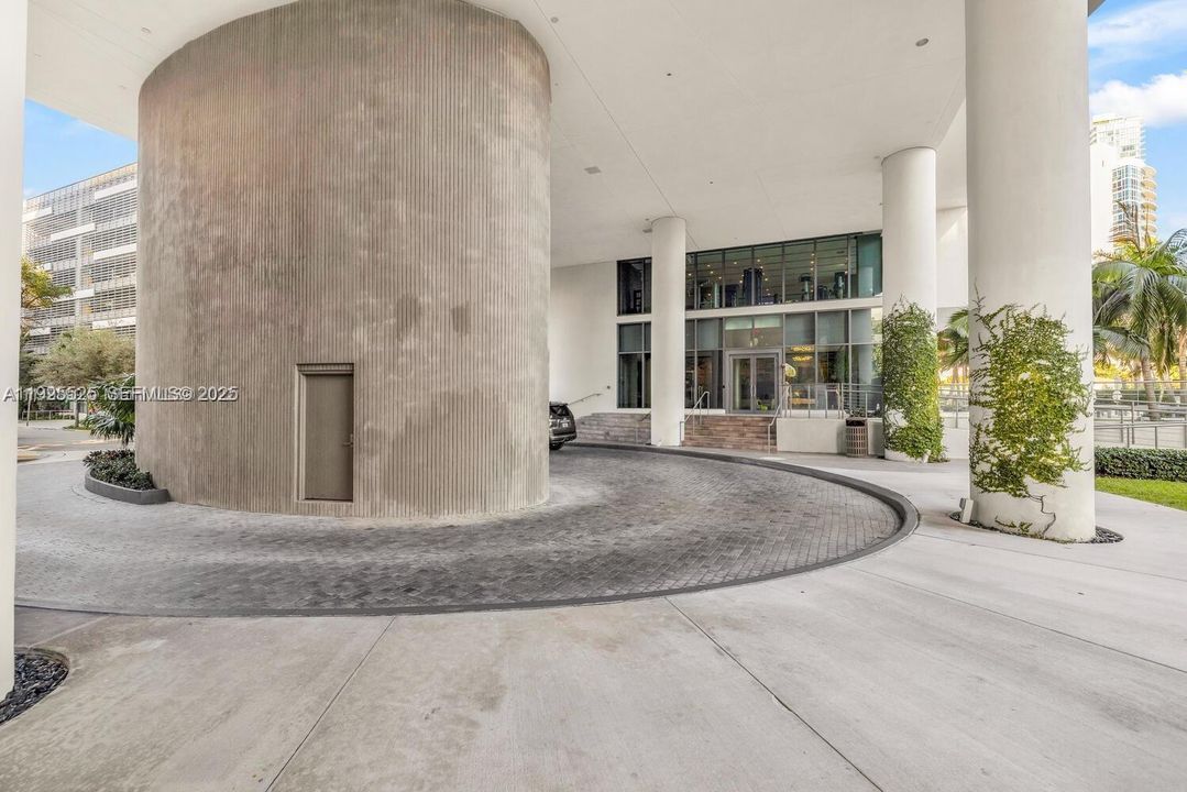 For Sale: $715,000 (2 beds, 2 baths, 1095 Square Feet)