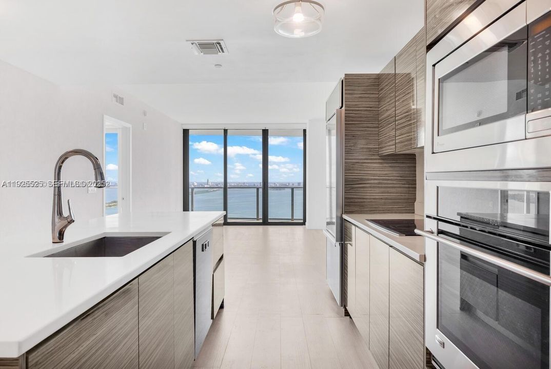 For Sale: $715,000 (2 beds, 2 baths, 1095 Square Feet)