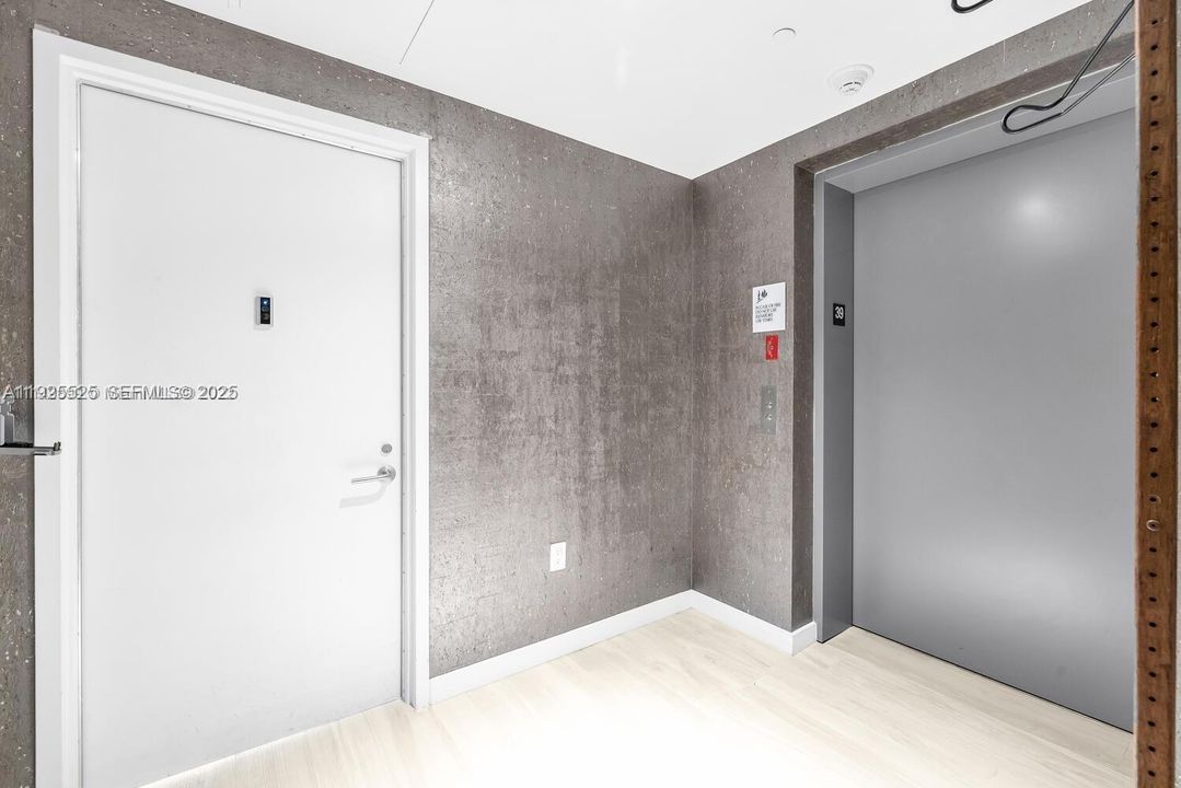 For Sale: $715,000 (2 beds, 2 baths, 1095 Square Feet)