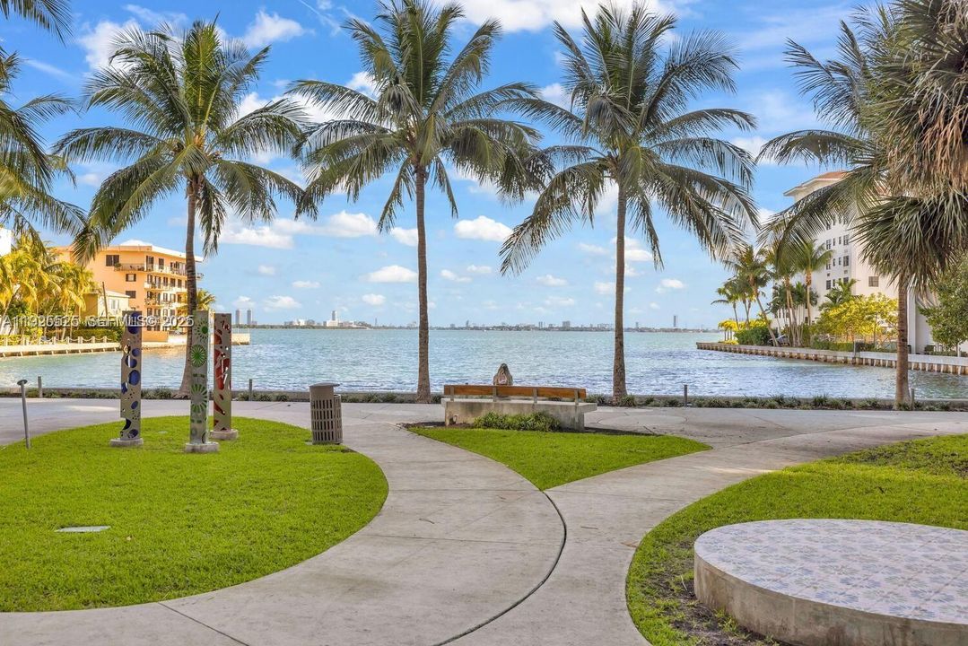 For Sale: $715,000 (2 beds, 2 baths, 1095 Square Feet)